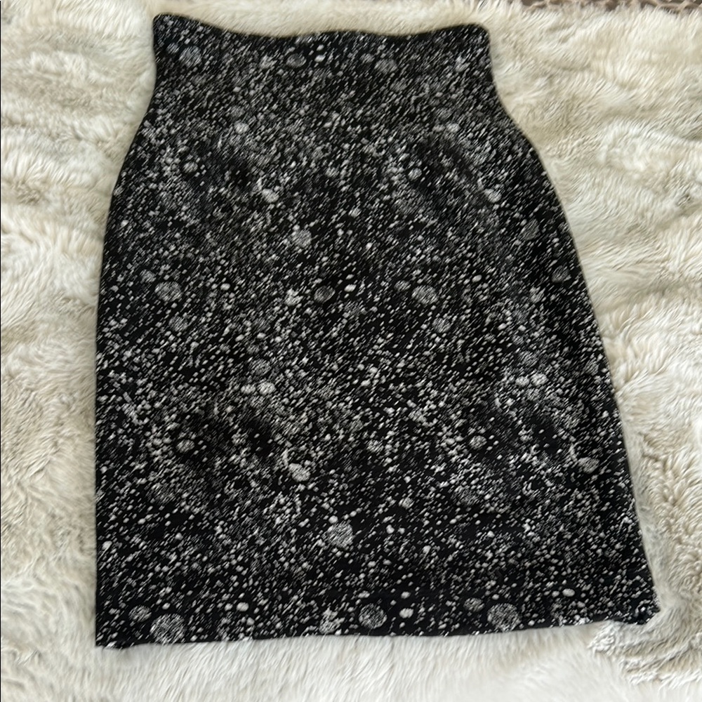 Isabel de Pedro Black and White Patterned Pencil Skirt